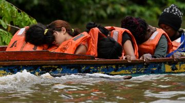 Rescatan a 11 migrantes chinos "abandonados" en un bote en el Caribe panameño