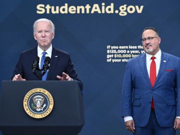El presidente Joe Biden y el secretario de Educación, Miguel Cardona.