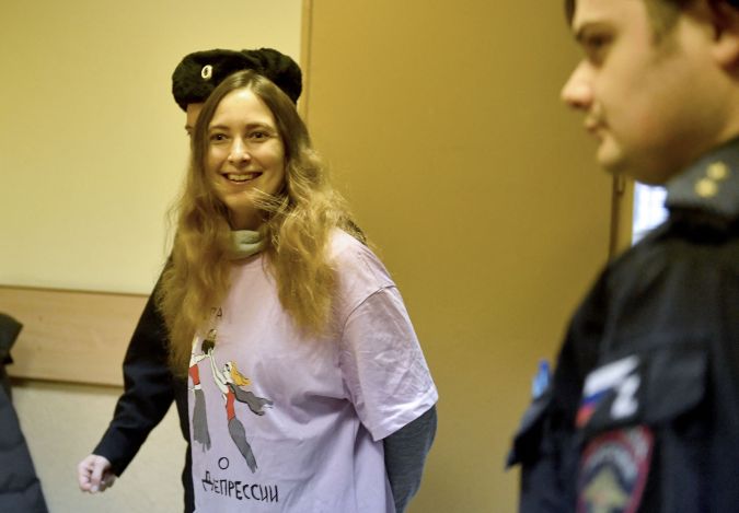 Artista rusa enfrenta posible sentencia de ocho años de prisión por protestar contra la guerra en Ucrania