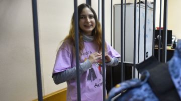 Artista rusa enfrenta posible sentencia de ocho años de prisión por protestar contra la guerra en Ucrania
