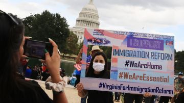 Cientos de migrantes exigen a Biden cumplir sus promesas de campaña: "Nos ha fallado"