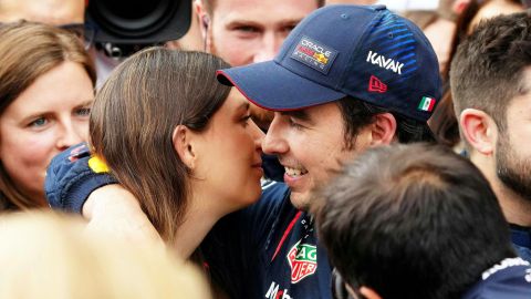 Sergio Pérez recibe una felicitación de su esposa Carola Martínez.