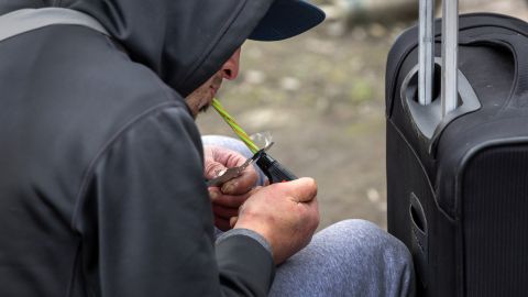 Un hombre sin vivienda fuma fentanilo el 12 de marzo de 2022 en Seattle, Washington.