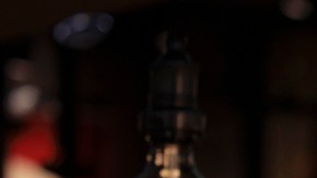 La guitarra, de color azul cielo y en estado intacto, contrasta con muchas otras utilizadas por Cobain que solían ser destrozadas en el escenario.