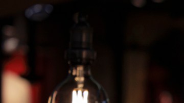 La guitarra, de color azul cielo y en estado intacto, contrasta con muchas otras utilizadas por Cobain que solían ser destrozadas en el escenario.