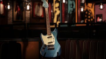 La guitarra, de color azul cielo y en estado intacto, contrasta con muchas otras utilizadas por Cobain que solían ser destrozadas en el escenario.