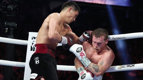 Dmitry Bivol (i) le propinó al Canelo Álvarez (d) la segunda derrota de su carrera el 7 de mayo de 2022.