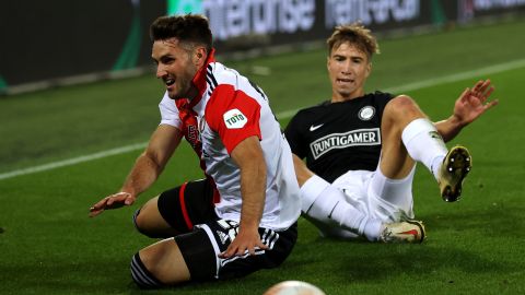 Santiago Giménez se fue en blanco del partido.