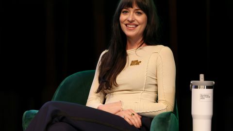 Dakota Johnson interpreta a Cassandra Webb, una paramédica en Manhattan con habilidades clarividentes.