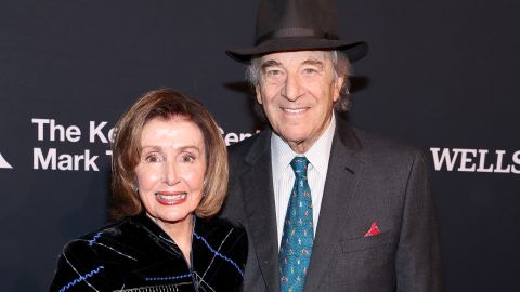 Hombre acusado de atacar a marido de Nancy Pelosi rompe a llorar en juicio, dice que quería acabar con la corrupción