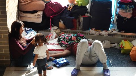 Chicago lucha contrarreloj por albergar a inmigrantes a medida que se acerca el brutal invierno