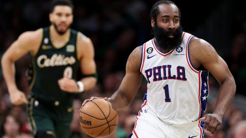 James Harden durante un partido con los Philadelphia 76ers.