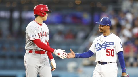 Shohei Ohtani y Mookie Betts bromean durante un juego en Dodger Stadium en 2023.