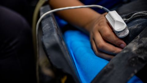 Niña de 13 años conduce vehículo en carretera durante emergencia médica de su madre gracias a la ayuda de un operador