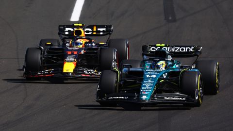 Fernando Alonso le arrebató el tercer lugar a Checo Pérez.