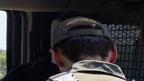 Los republicanos presionan por mayor seguridad en la frontera y restricciones para inmigrantes.