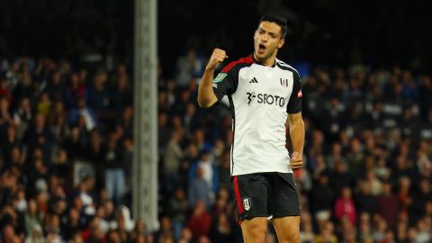 Raúl Jiménez con la camiseta del Fulham de la Premier League inglesa.