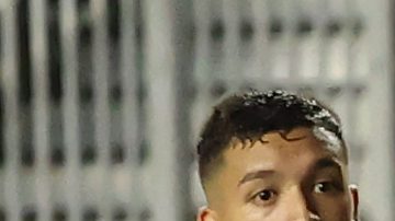 Alan Pulido remata a portería durante un partido contra el Inter Miami.