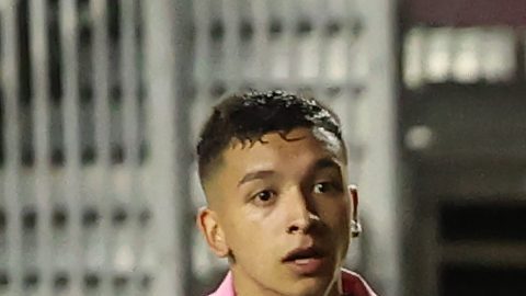 Alan Pulido remata a portería durante un partido contra el Inter Miami.