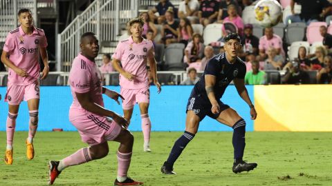 Alan Pulido remata a portería durante un partido contra el Inter Miami.