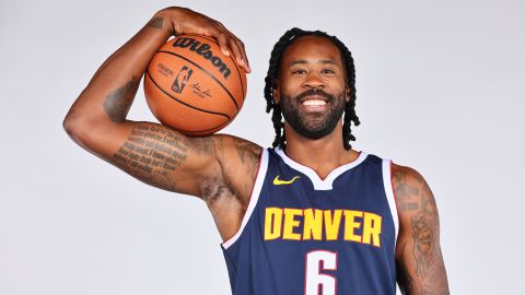 DeAndre Jordan posando con la camiseta de los Denver Nuggets.