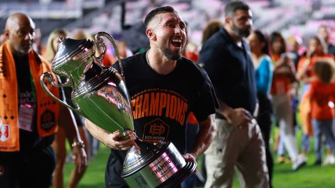 Héctor Herrera sostiene la U.S. Open CUp que ganó con Houston Dynamo.