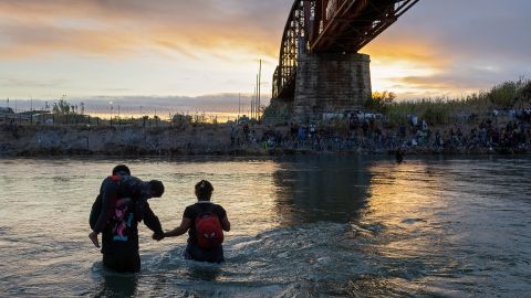 Las autoridades de EE.UU. continúan exhortando a los inmigrantes a que autoricen vías legales para entrar al pais.