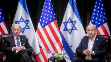 El presidente Joe Biden (i) y el primer ministro israelí, Benjamin Netanyahu, durante la visita de Biden a Tel Aviv el 18 de octubre de 2023.