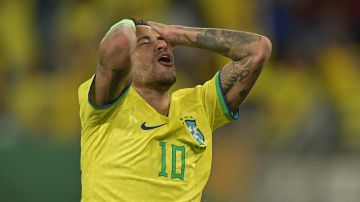 Neymar se lamenta durante un partido con la selección de Brasil.