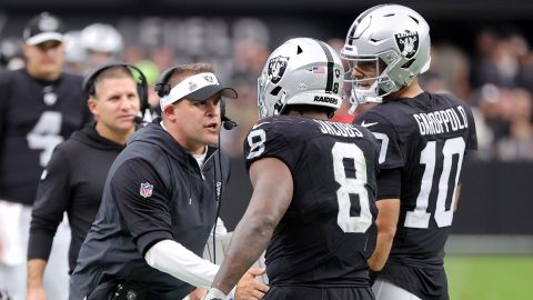 Josh McDaniels (i) dirigió por última vez a Las Vegas Raiders el lunes 30 de octubre de 2023.