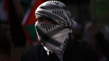 Mujer es arrestada tras arrojar café caliente a hombre indio con una bufanda palestina y a su hijo