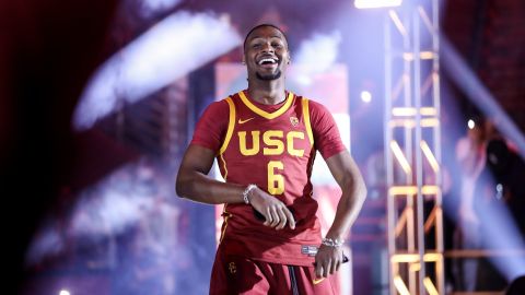 Bronny James se uniformó de USC Trojans en octubre para un evento de la universidad.