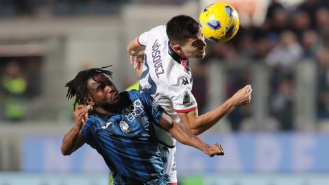 Johan Vásquez en un duelo dividido ante el Atalanta.