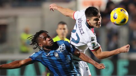 Johan Vásquez con el Genoa.