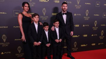 Lionel Messi (d) acompañado de su esposa Antonela Roccuzzo e hijos Thiago, Mateo y Ciro, durante la Gala del Balón de Oro 2023.