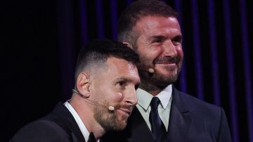 Lionel Messi (i) y David Beckham (d) durante la gala del Balón de Oro el pasado 30 de octubre de 2023.