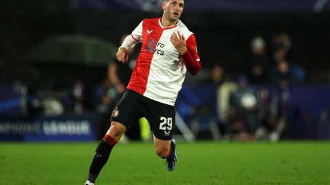 Santiago Giménez anotó un hat-trick en el juego contra el Excelsior.