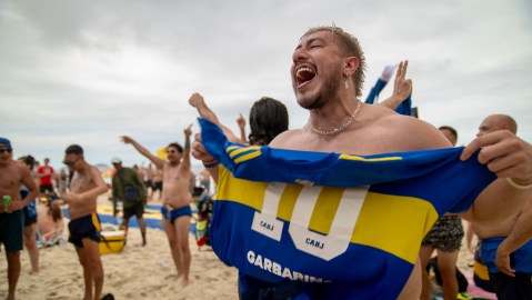 Fanáticos de Boca Juniors en la playa de Copacabana.