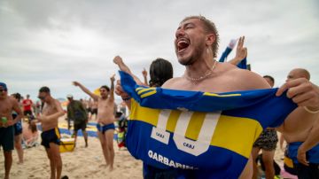 Fanáticos de Boca Juniors en la playa de Copacabana.