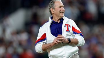 George Bush haciendo el primer lanzamiento de la Serie Mundial por los Rangers.