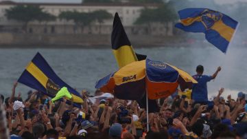 Fanáticos de Boca Juniors en las playas de Copacabana.