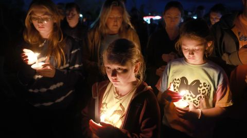 Una vigilia para honrar a las 18 persons muertas en el tiroteo de Lewiston, el 28 de octubre de 2023 en Lisboa, Maine.