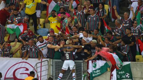 John Kennedy del Fluminense celebra su gol antes de ser expulsado.