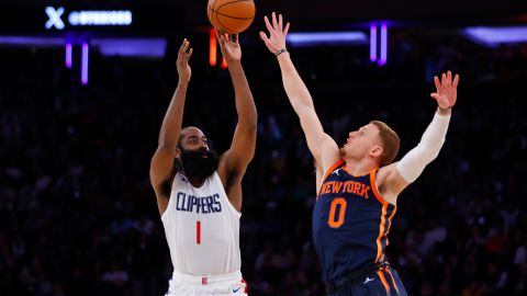 James Harden realiza un lanzamiento con la camiseta de los Clippers.