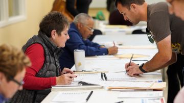 En algunos estados, los votantes pueden registrarse para votar el día de las elecciones. En otros hay que hacerlo antes.