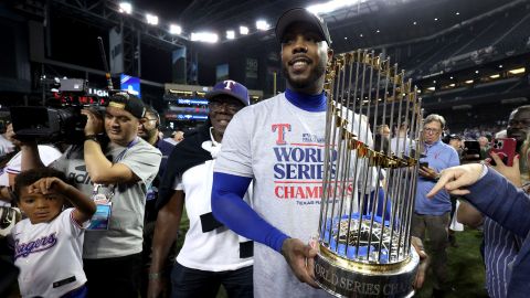 Aroldis Chapman, campeón de la Serie Mundial con los Rangers.