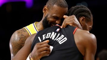 LeBron James y Kawhi Leonard bromean luego de que los Lakers se quitaron el yugo de los Clippers.