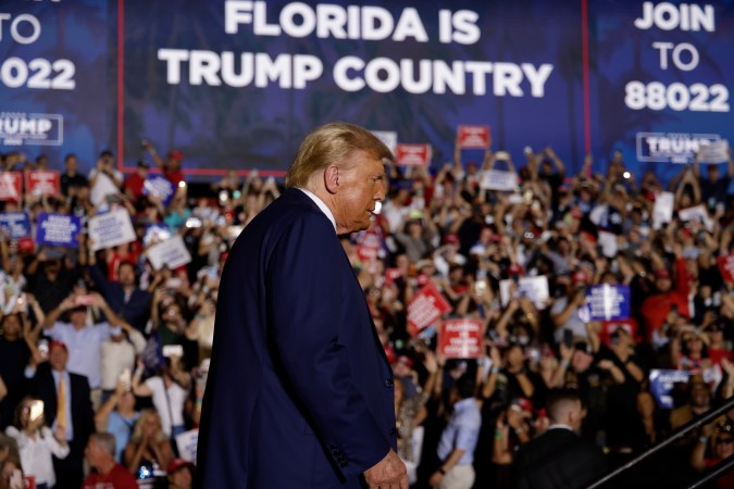 Trump mantiene una ventaja dominante en las encuestas y destaca el apoyo de los votantes latinos.