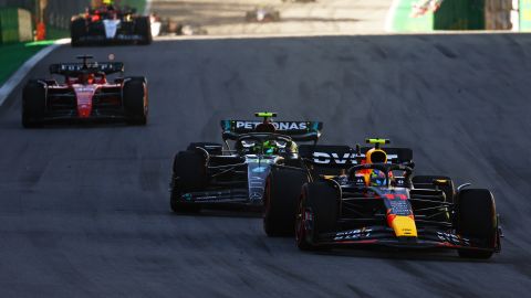 Sergio "Checo" Pérez por delante del británico Lewis Hamilton con quien mantiene la lucha por el subcampeonato de la F1.