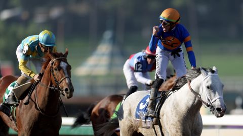 El jinete boricua Irad Ortiz Jr. reacciona tras ganar la Breeders' Cup 2023 montando a White Abarrio.